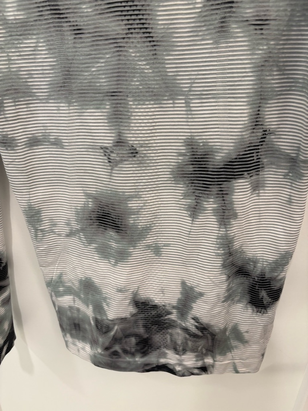 Lululemon Swiftly Tech Long Sleeve 2.0 in
Shibori Stripe Graphite Grey Size 6 - Picture 14 of 14
